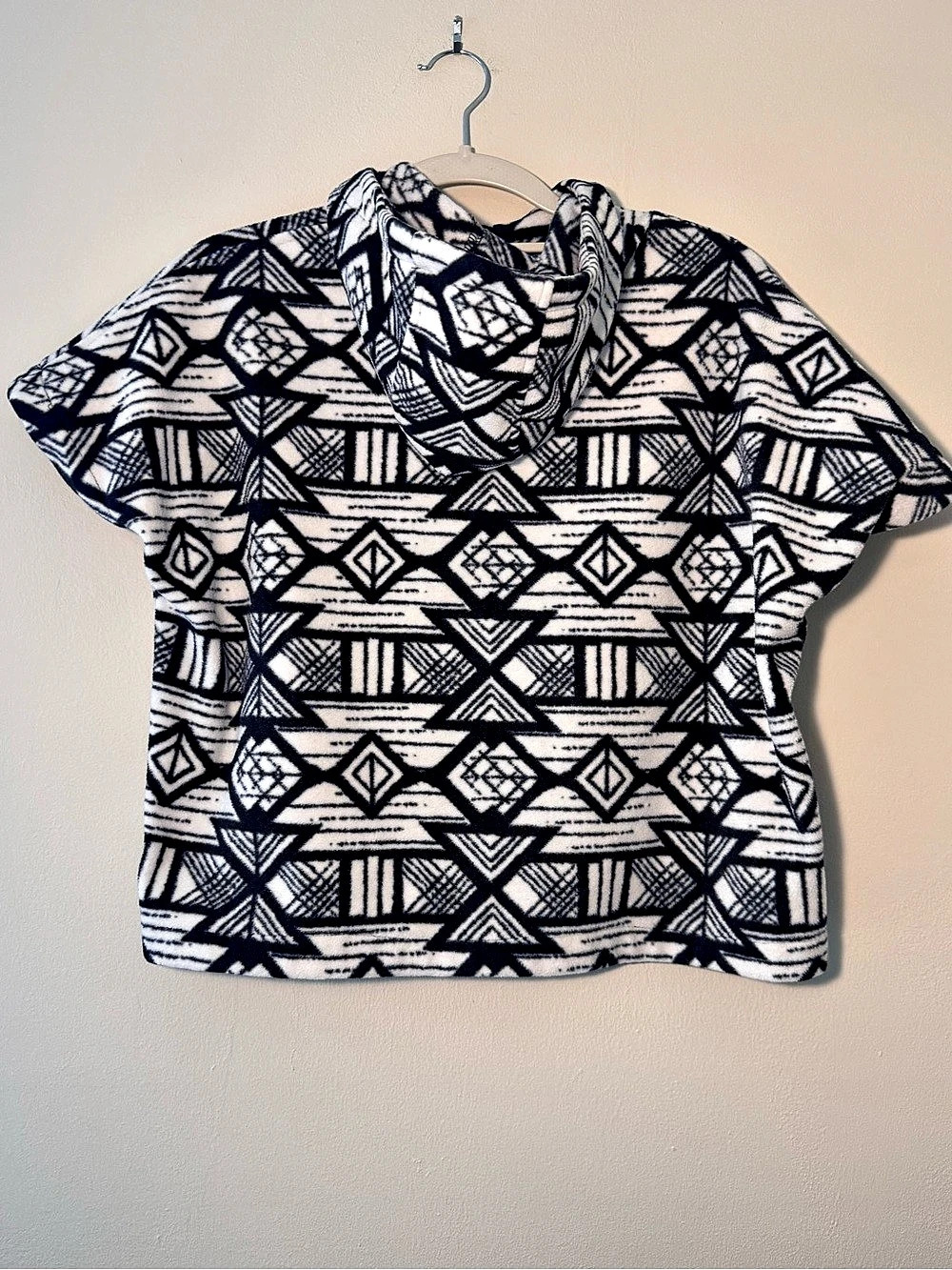 KAVU Geometric Hooded Fleece Cropped Top in Black & White Small